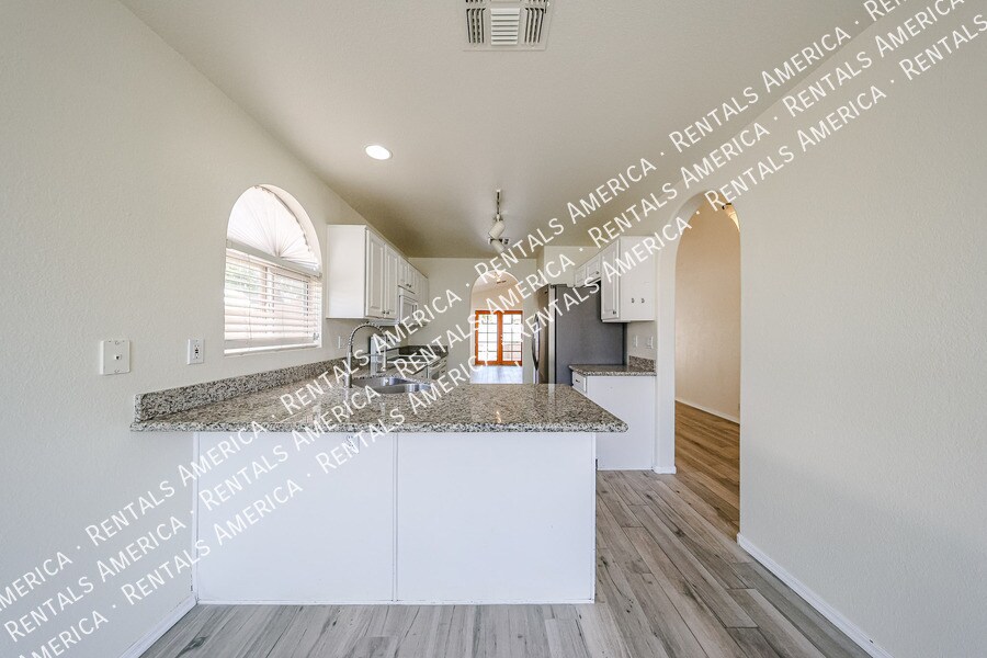 Building Photo - 2454 E Orchid Ln