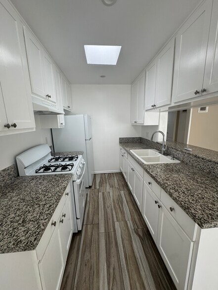 Building Photo - 5545 Carlton Way