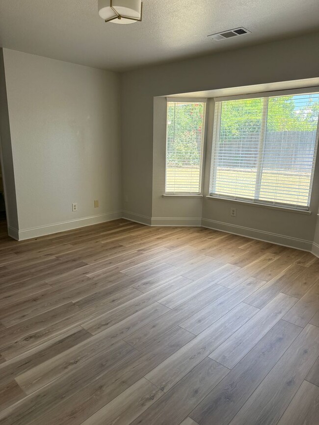 Building Photo - Prime Location 3 Bed 2 Bath Updated Home!