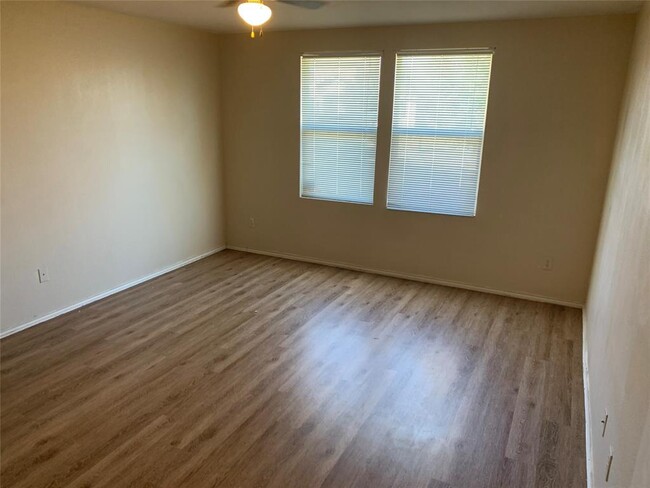 Building Photo - 1006 Hollow Oak Rd