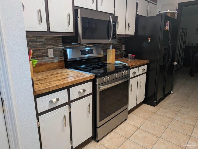 Building Photo - 5275 Powrie Dr