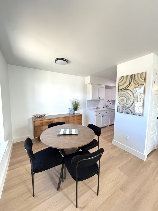 Building Photo - 1126 W Cato Springs Rd