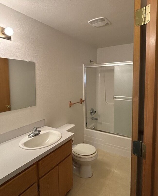 Building Photo - 3Bd/2Ba Single Story Home - Available to View!