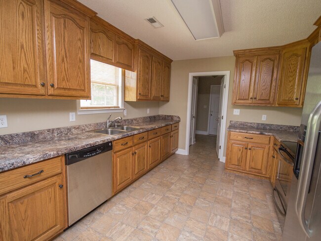 Building Photo - 3 Bedroom 2 Bath in Ardmore City!