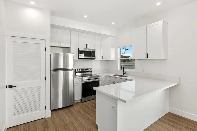 Building Photo - 4823 Iroquois Ave