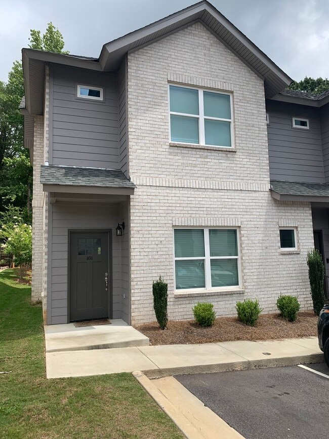 Building Photo - College Oaks