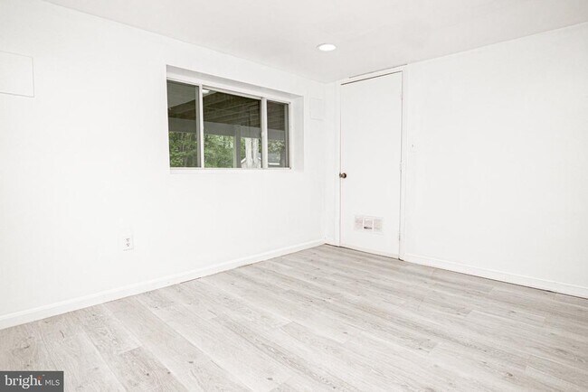 Building Photo - 3242 Holly Hill Dr