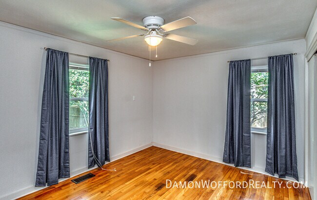 Building Photo - 1827 Parkridge Dr