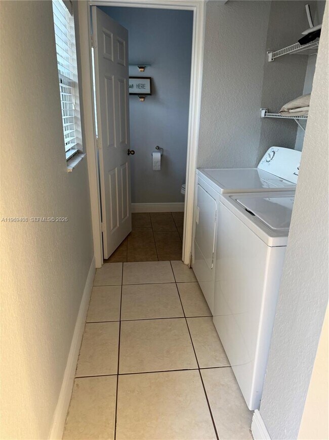 Building Photo - 2402 NE 41st Pl