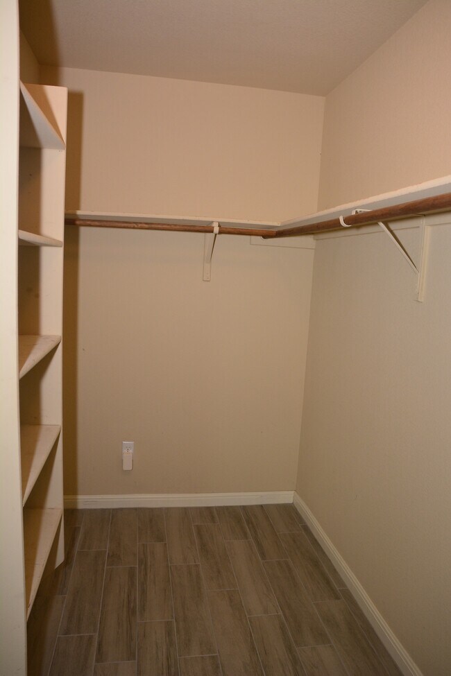 Building Photo - 406 Comal Run