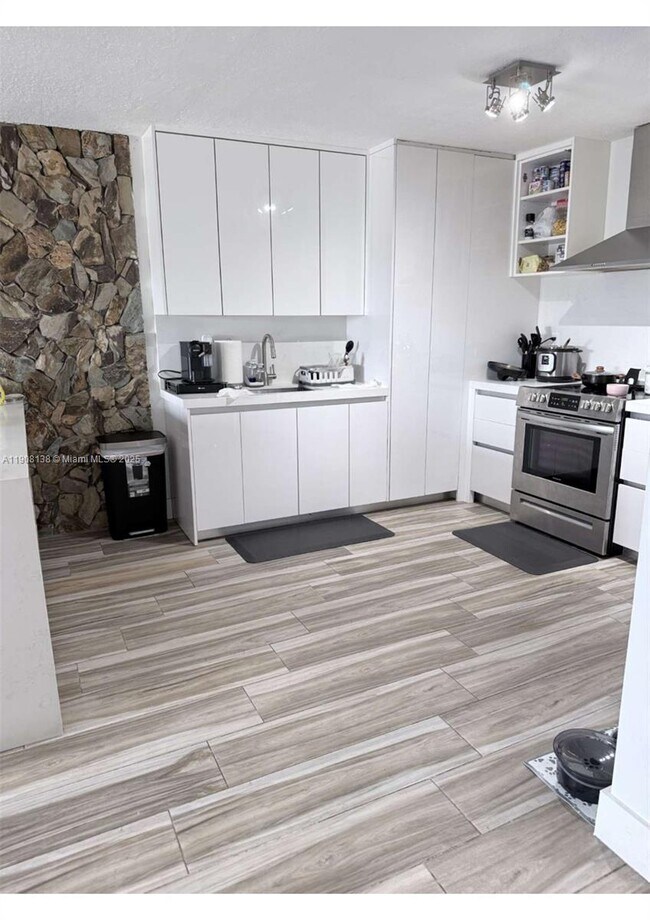 Building Photo - 6780 W 2nd Ct