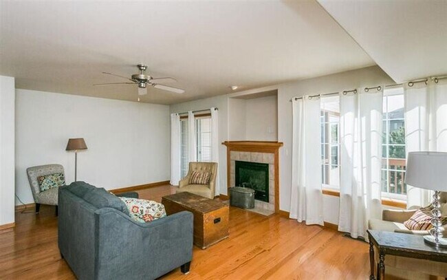 Building Photo - $1,975 | 3 Bedroom, 2.5 Bathroom Town Home | Pet Friendly* | Available for an August 1st, 2026 Mo...