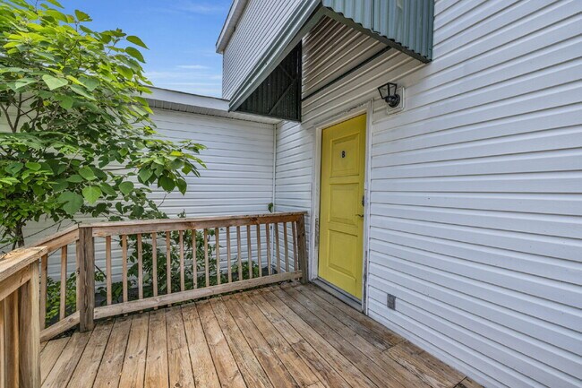 Building Photo - Sleek Highland Park Unit – Great Location,...