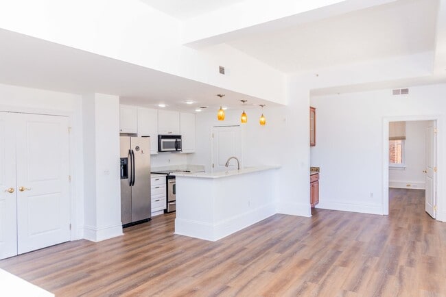 Building Photo - Luxury One Bedroom Unit in  Downtown Business District