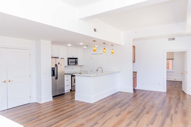 Building Photo - Luxury Two Bedroom Unit in  Downtown Business District