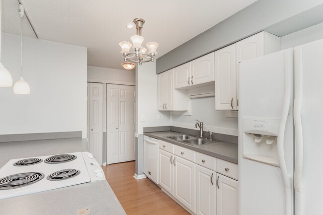 Building Photo - 111 S Baybrook Dr