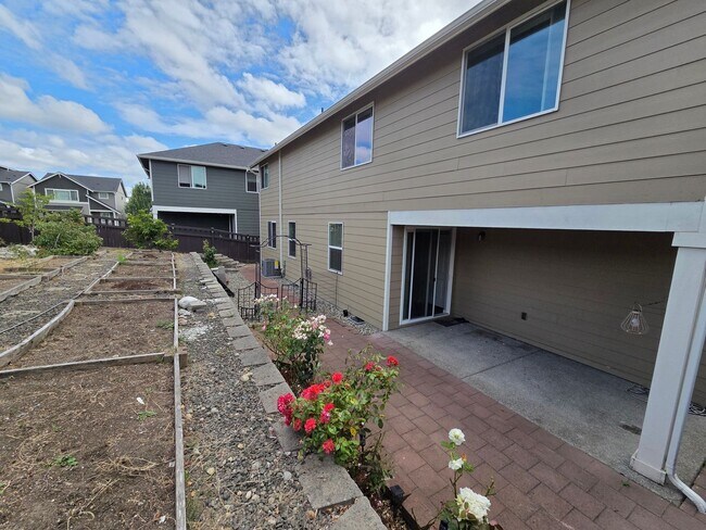 Building Photo - 2524 Jacaranda Ave