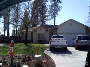 Building Photo - Private Gated Community, 3 bdrm, 2 bath