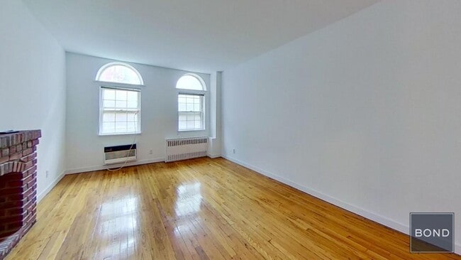 Primary Photo - 402 E 83rd St