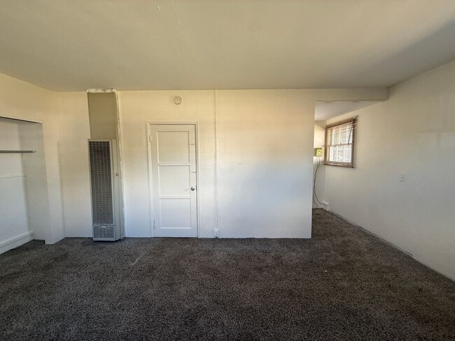 Building Photo - Centrally Located Single Story Ranch Style...