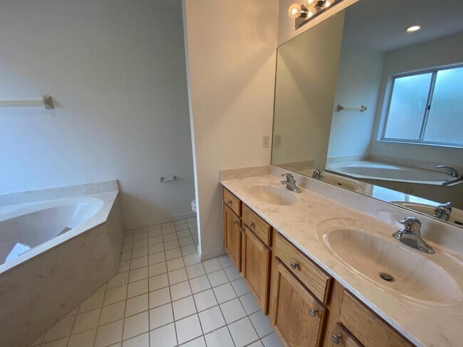 Building Photo - 9634 Roundstone Cir