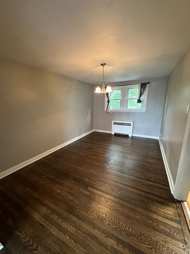 Building Photo - 3 Bed, 1 Bath Rowhome