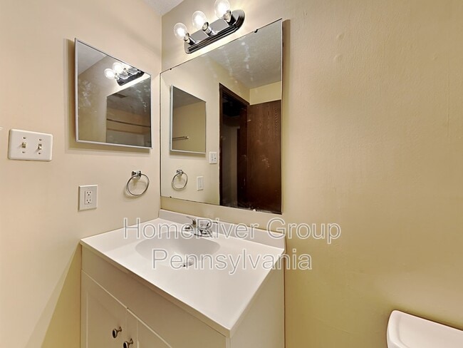 Building Photo - 331 Carters Grove Dr