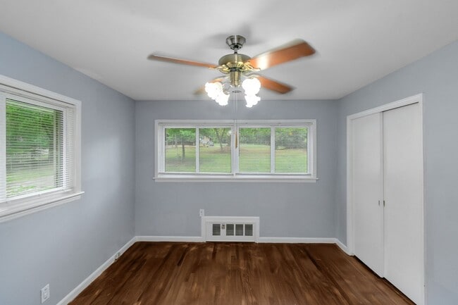 Building Photo - Your new home Awaits!