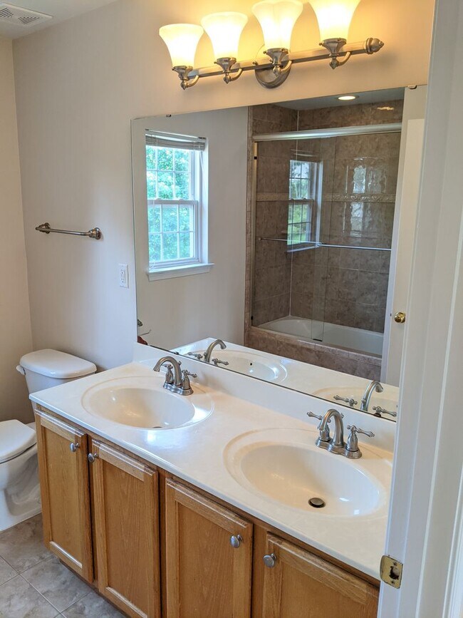 Building Photo - 403 McClellan Dr