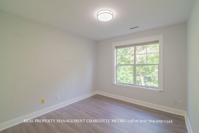 Building Photo - 3BR Townhome - Lake Living in Vineyard Point with Boat Slip Access Near Lake Norman