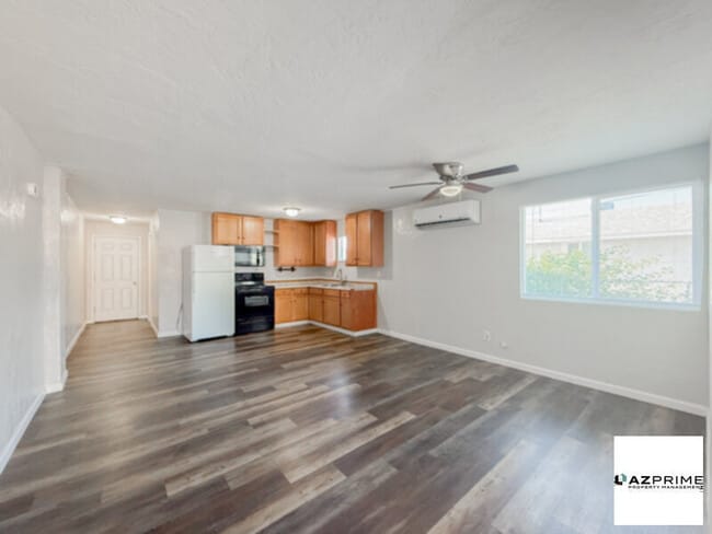 Building Photo - $925 OFF FIRST MONTH'S RENT MOVE IN SPECIAL! Inviting 1/1 Phoenix Triplex Unit with Modern Upgrades!