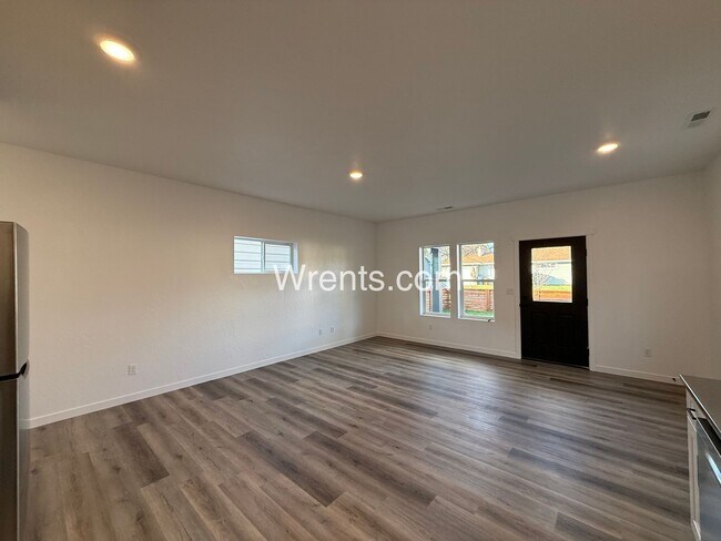Building Photo - Be the First to Live Here – Brand New 3 Bed Duplex Near Parks, Golf & Downtown!