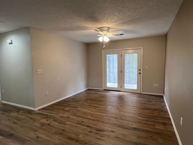 Building Photo - 105 Garden Cir