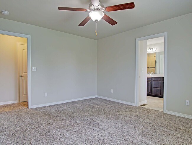 Building Photo - 10801 Saco Dr