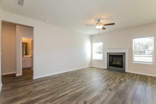 Building Photo - 739 Sara Mdw Rd