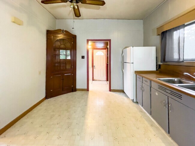 Building Photo - 1810 E 6th St