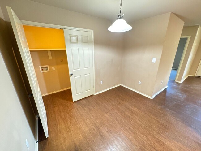 Building Photo - 2725 Lovers Lane Rd