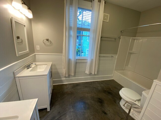 Building Photo - Stunning 3 bedroom/2bath Victorian home