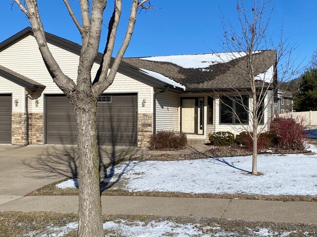 Building Photo - 303 Crestwood Ln