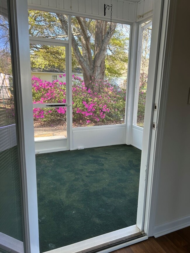 Building Photo - 2099 Oak St