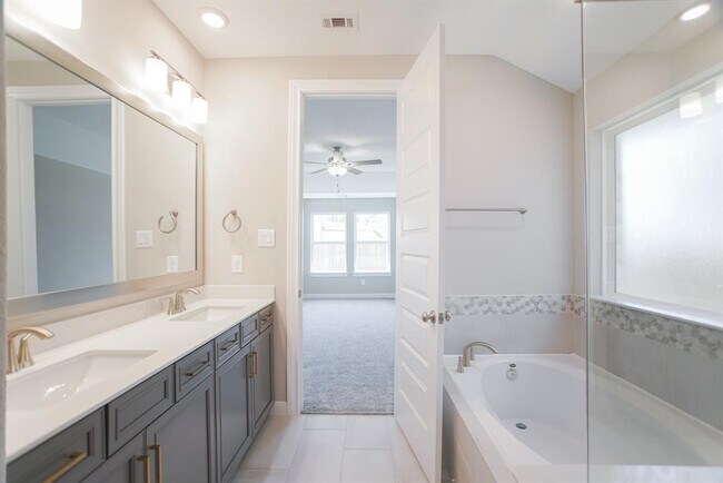 Building Photo - 9852 Pearly Everlasting