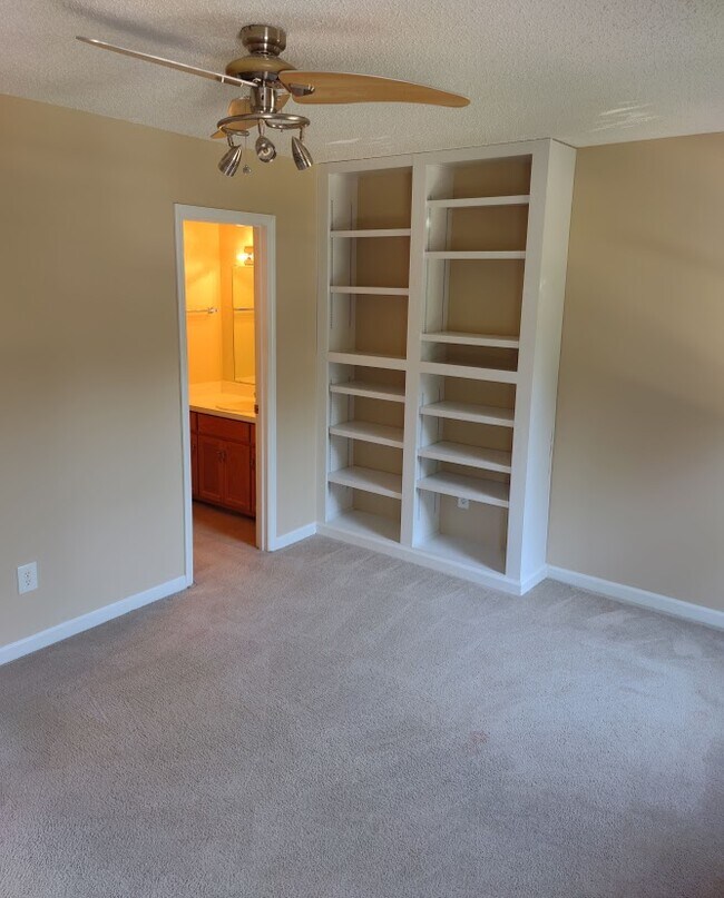 Building Photo - 1219 Camelot Ct NE