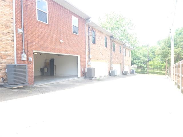 Building Photo - 426 W Oak St