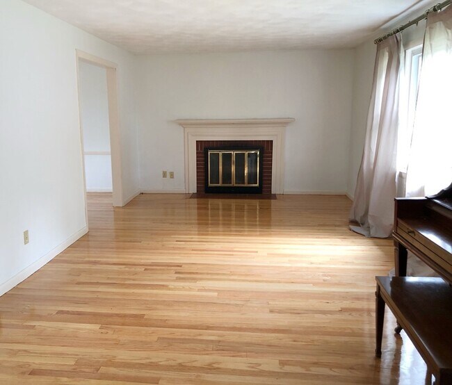 Living room - 21 High St