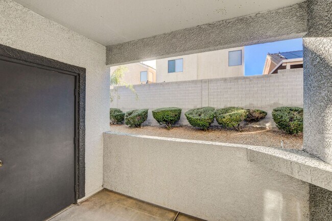 Building Photo - LOCATION! LOCATION! LOCATION! Move-in read...