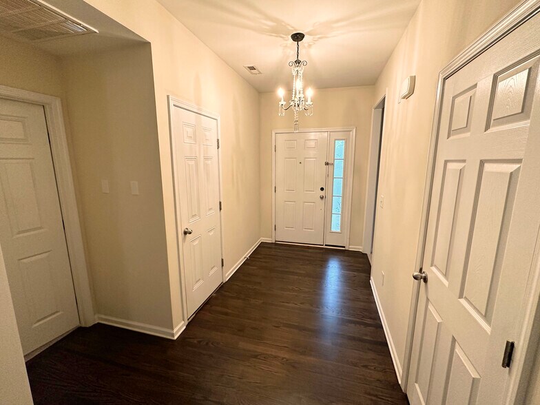 Entrance hallway - 2018 Southridge Drive