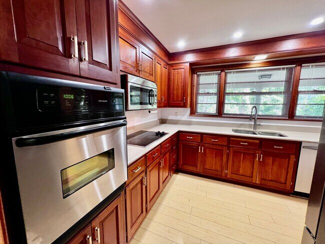 Building Photo - STUNNING home with fully finished BASEMENT!!!