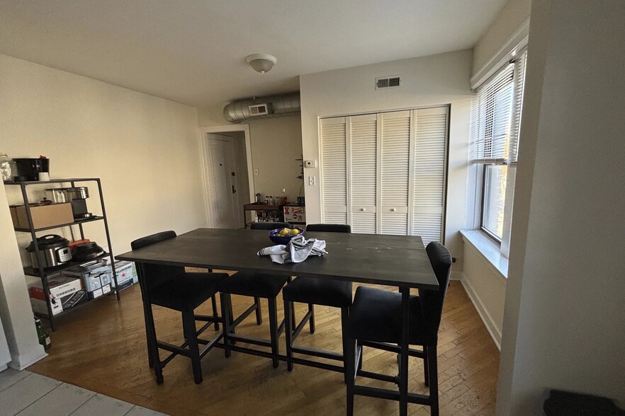 Building Photo - 3321 N Lakewood Ave