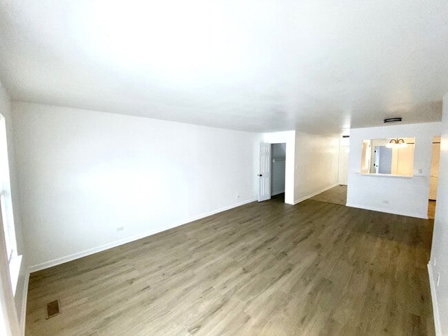 Building Photo - 629 W Streamwood Blvd