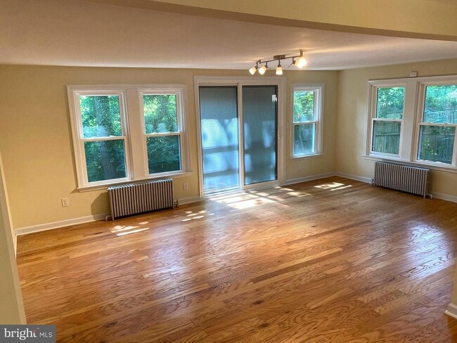 Building Photo - 2033 Harts Ln